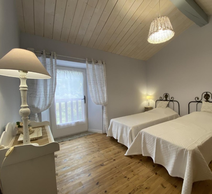 Chambre lumineuse avec deux lits jumeaux