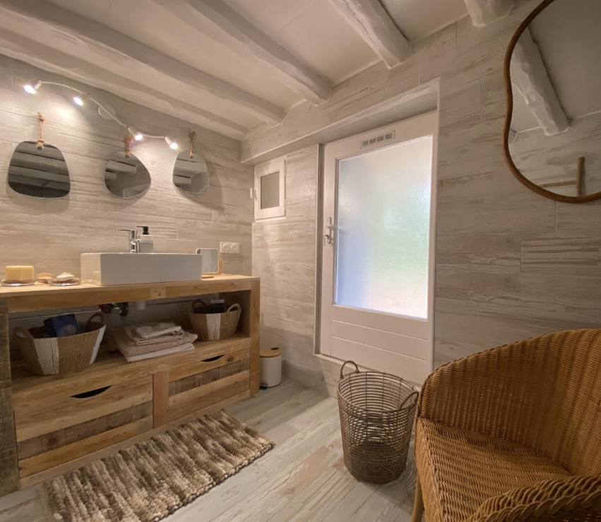 Salle d'eau avec trois miroirs galets