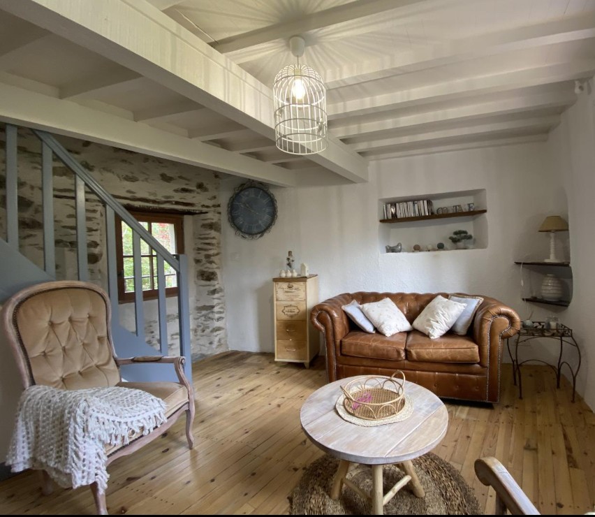 Coin salon cosy avec chesterfield et fauteuil capitonné