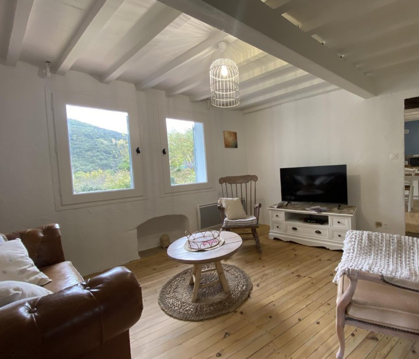 Salon avec télévision et vue sur les collines