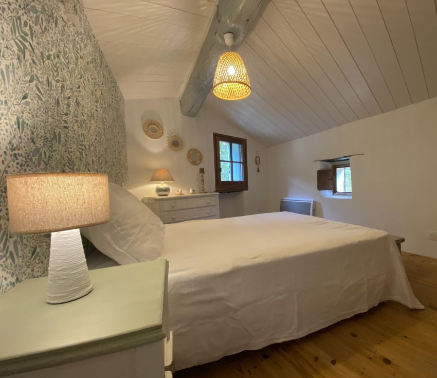 Chambre double avec lampe de chevet
