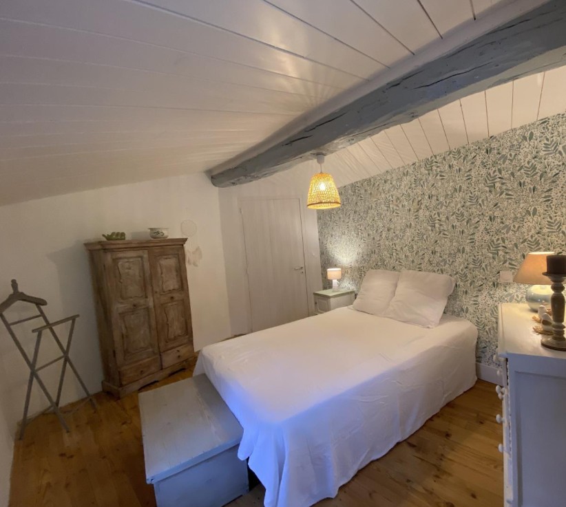 Chambre avec armoire ancienne en bois