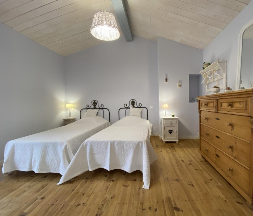 Chambre avec deux lits jumeaux modulables en lit king size
