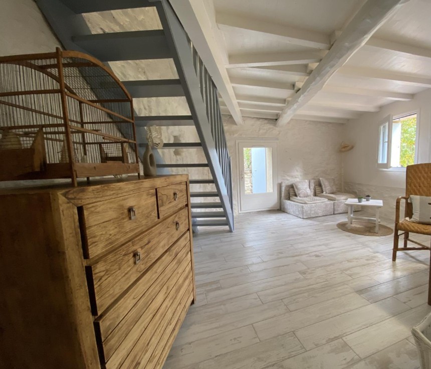 Pièce détente avec escalier bleu