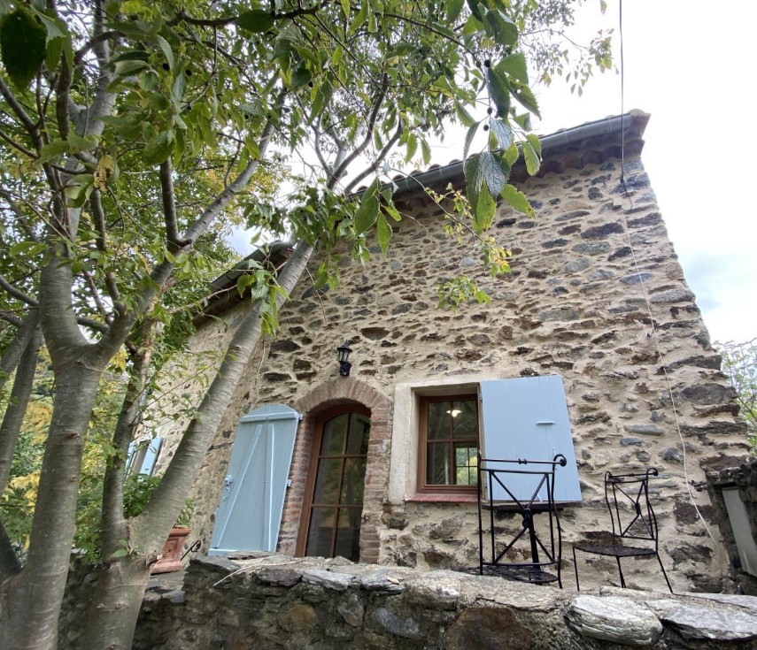 Façade arrière en pierres avec escalier extérieur