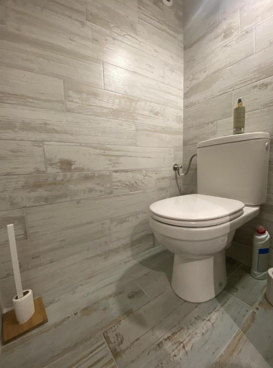 WC séparé carrelage bois clair