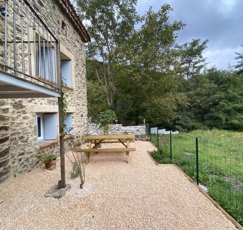 Terrasse jardin arrière en gravillons et balcon