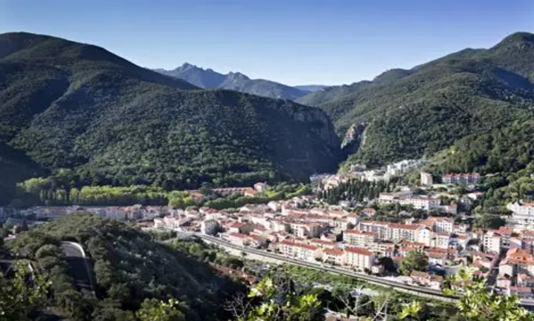 Amélie-les-Bains nichée au creux des montagnes du Vallespir