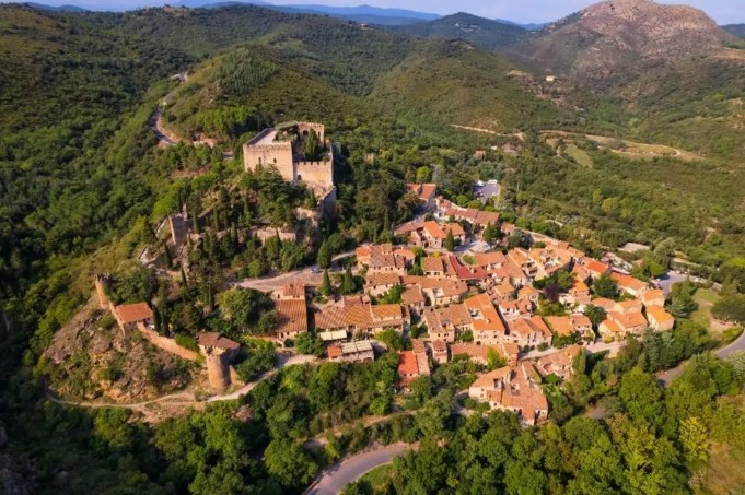 Vue aérienne du village médiéval de Castelnou et son château