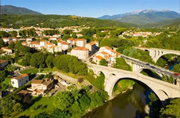 Céret avec son pont du Diable médiéval et le Canigó en arrière-plan