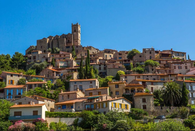 Eus, village perché aux maisons de pierre dorée par le soleil