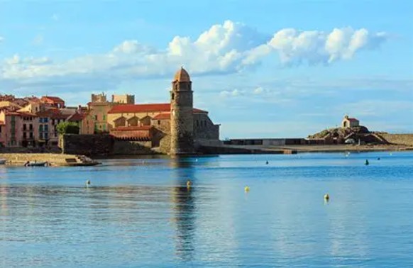 Collioure et son église Notre-Dame-des-Anges au bord de la Méditerranée